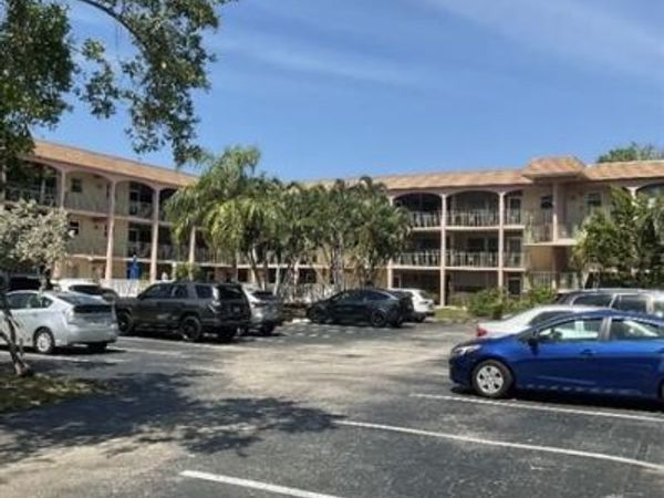 100 SE 6th Avenue, Unit 206, Pompano Beach, FL 33060
