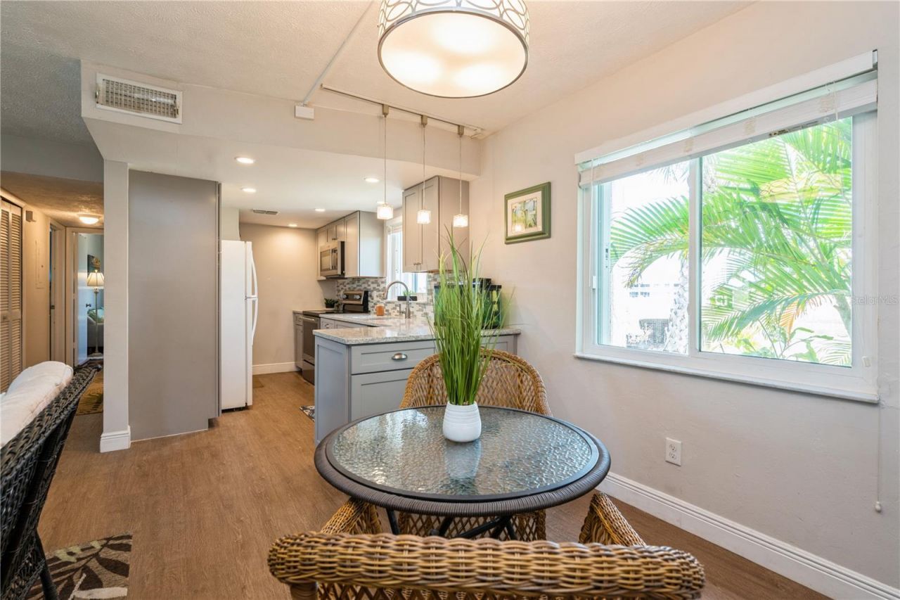 527 Cape Coral Parkway W, Unit 4, Cape Coral, FL 33914 Photo