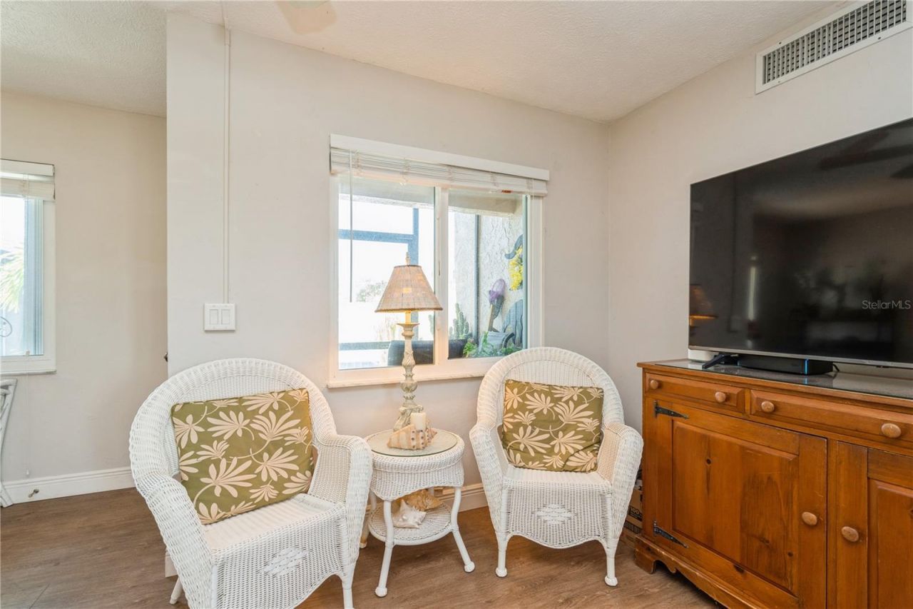 527 Cape Coral Parkway W, Unit 4, Cape Coral, FL 33914 Photo