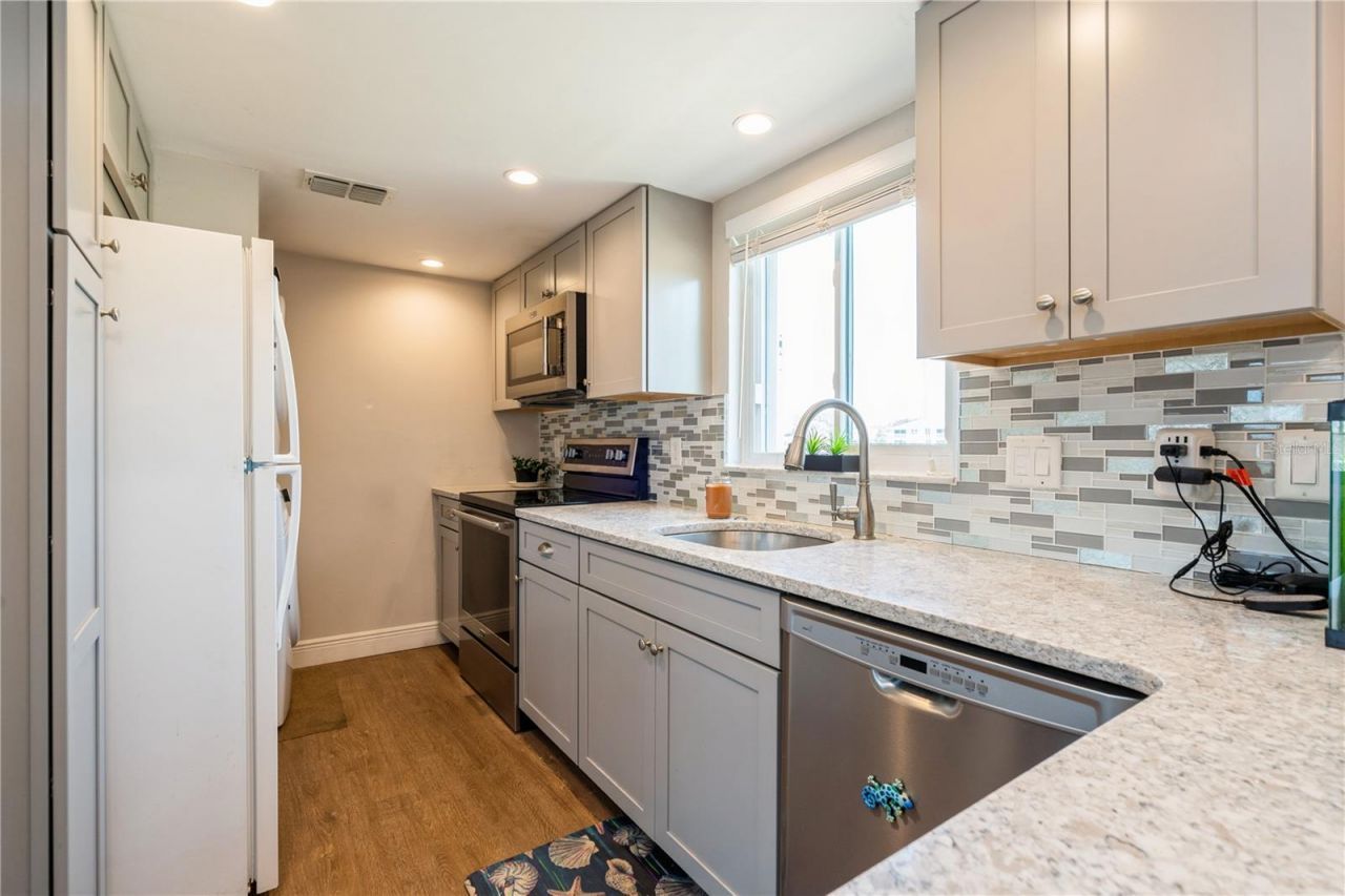 527 Cape Coral Parkway W, Unit 4, Cape Coral, FL 33914 Photo