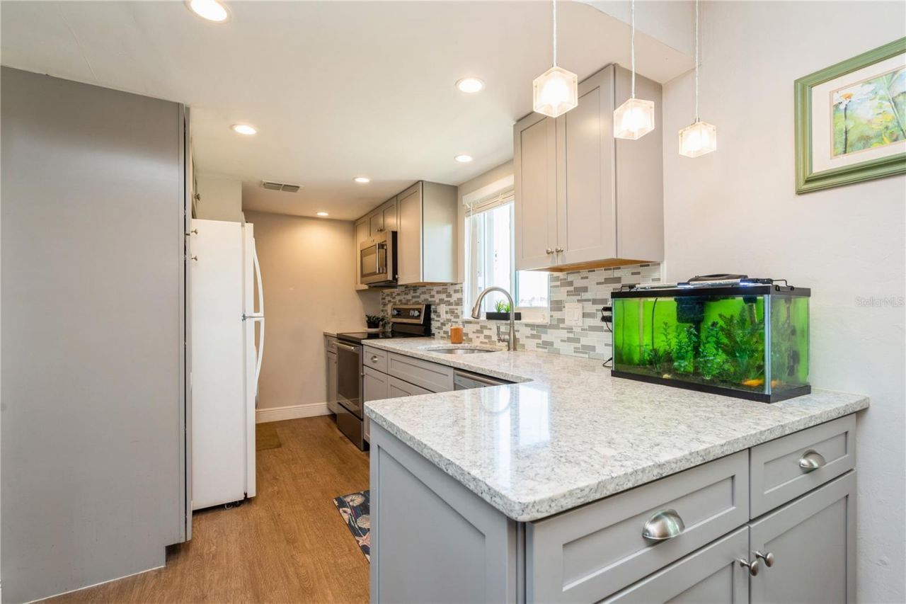 527 Cape Coral Parkway W, Unit 4, Cape Coral, FL 33914 Photo