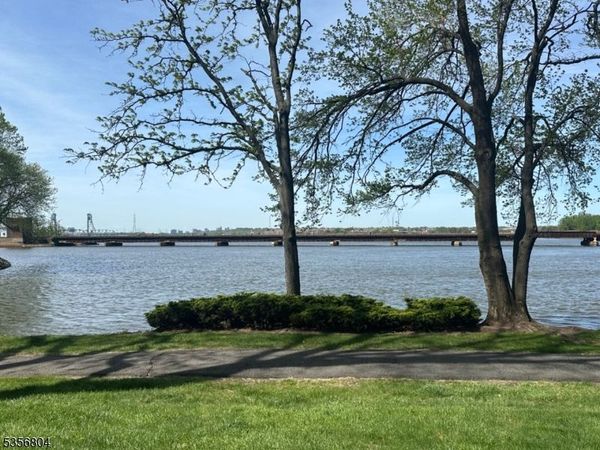 186 Sandcastle Ky, Secaucus, NJ 07094