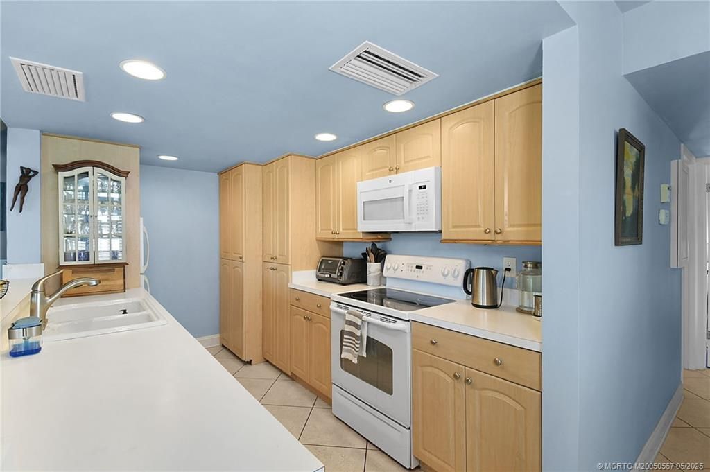 324 NE Golfview Circle, Unit 324, Stuart, FL 34996 Photo