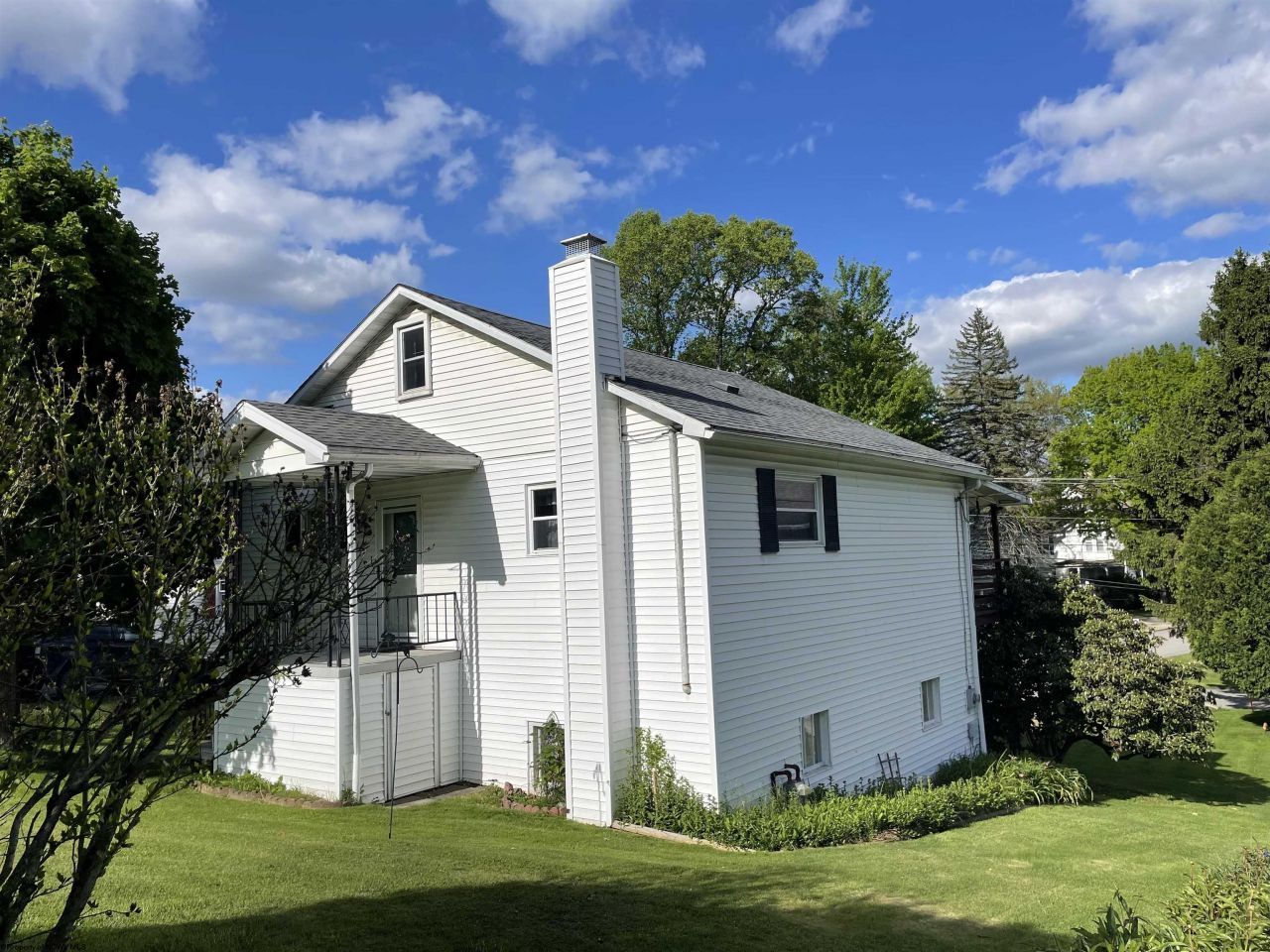 303 Morgantown Street, Kingwood, WV 26537 Main Photo