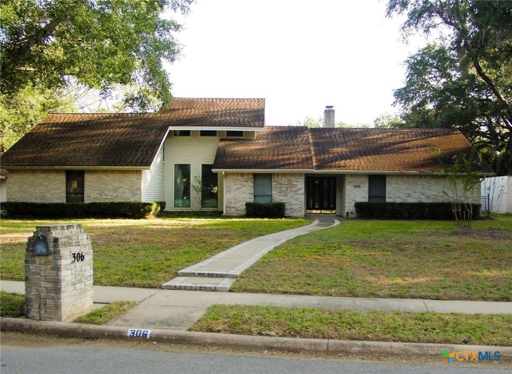 306 Woodway Drive, Victoria, TX 77904 Main Photo