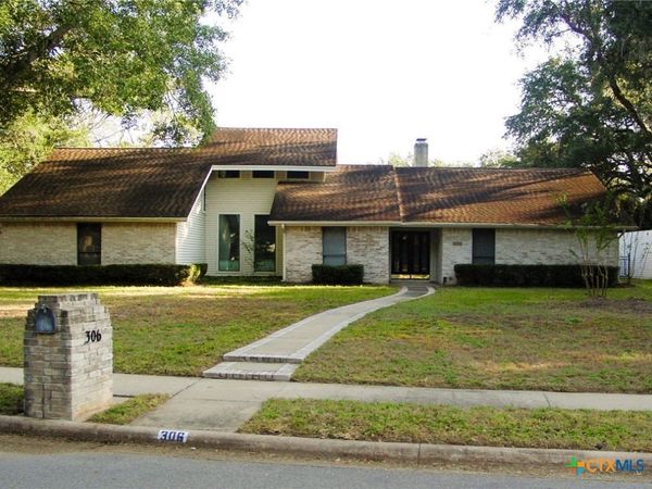 306 Woodway Drive, Victoria, TX 77904