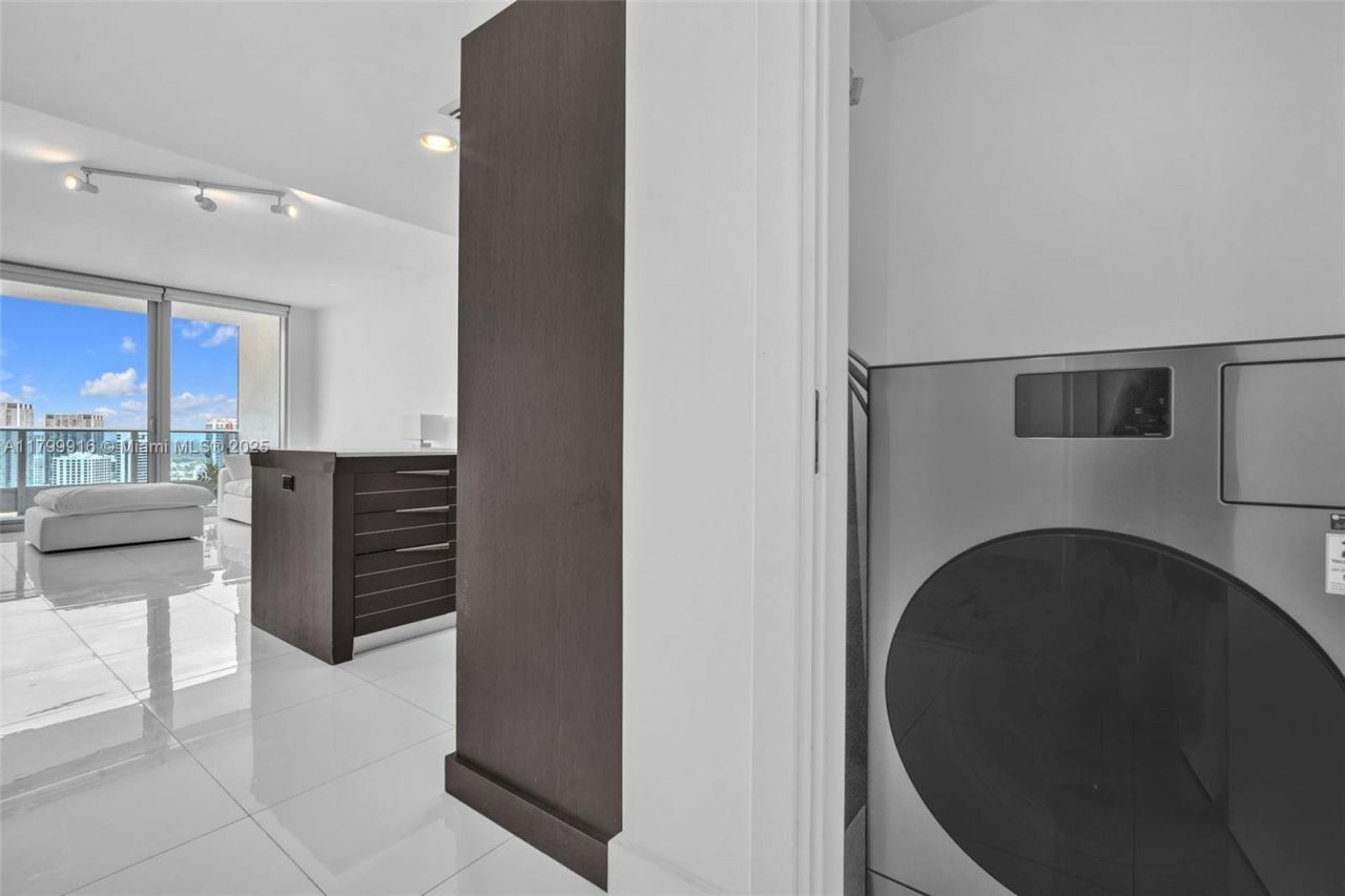 200 Biscayne Boulevard Way, Unit 4012, Miami, FL 33131 Photo