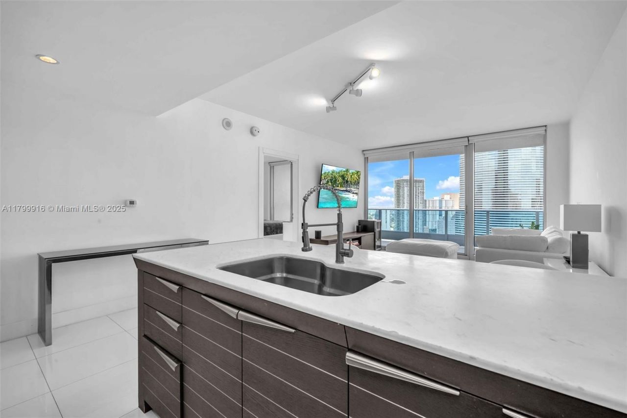 200 Biscayne Boulevard Way, Unit 4012, Miami, FL 33131 Photo