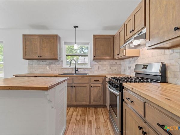 407 E 7th Street, Cameron, TX 76520