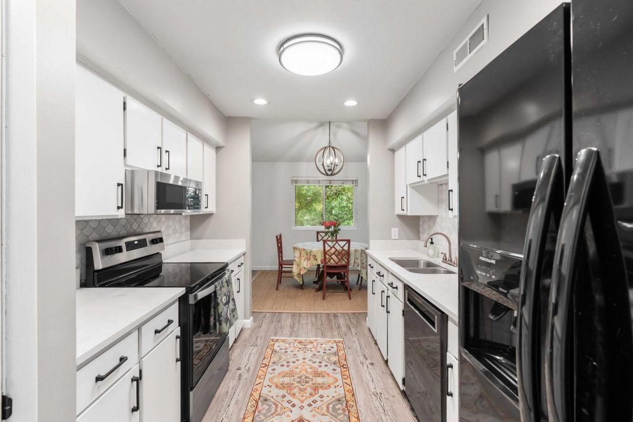 1142 Village Creek Lane Photo 4