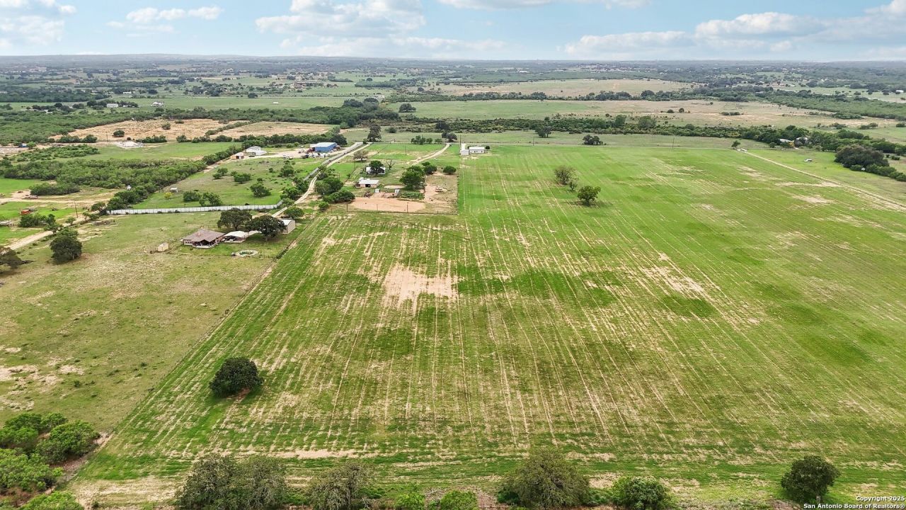 12885 La Vernia Rd, Saint Hedwig, TX 78152 Main Photo
