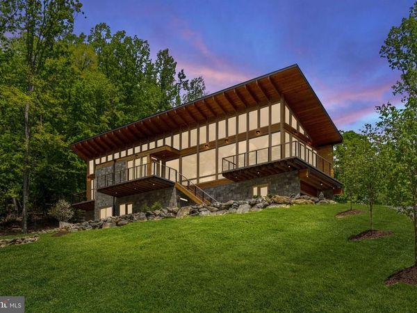 559 BESSIE BELL MOUNTAIN ROAD, CASTLETON, VA 22716