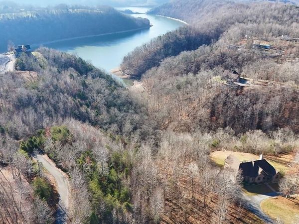 30 Lakepointe Dr., Albany, KY 42602