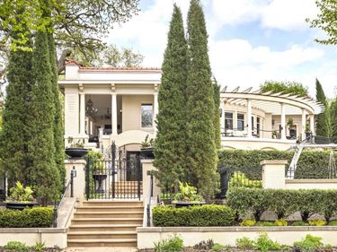 2427 E Lake Of The Isles Parkway, Minneapolis, MN 55405