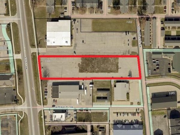 3233 6th St SW, Cedar Rapids, IA 52404