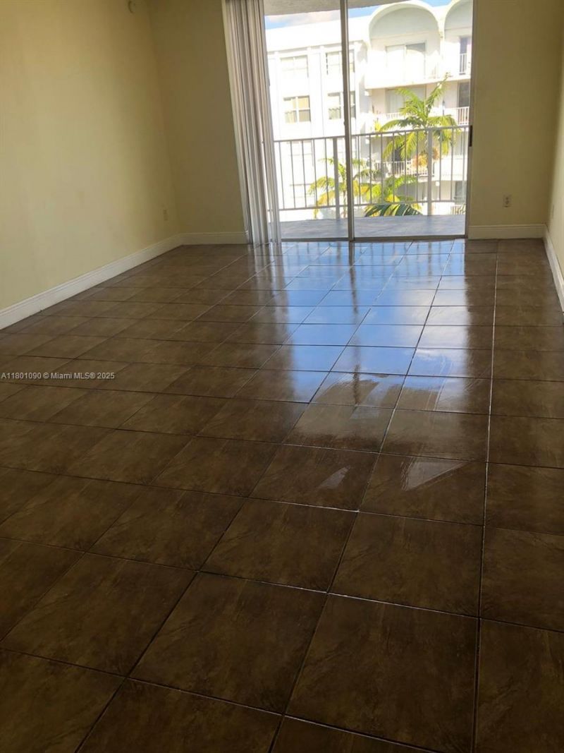 492 NW 165th St Rd, Unit C514, Miami, FL 33169 Photo