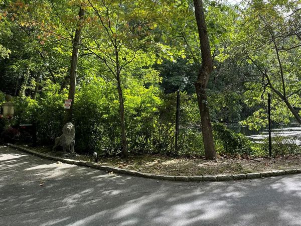 no numer Cleft Road, Mill Neck, NY 11765