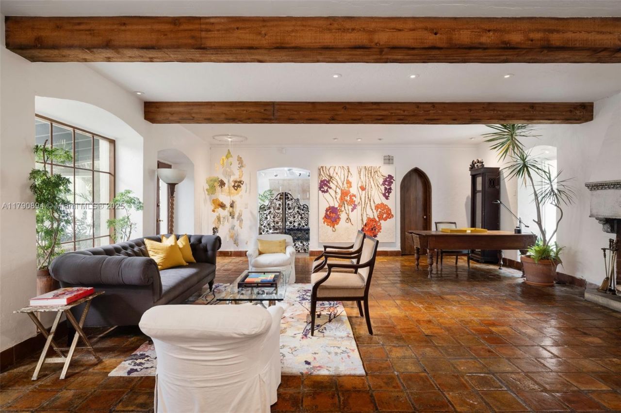 5215 Pine Tree Dr, Miami Beach, FL 33140 Photo