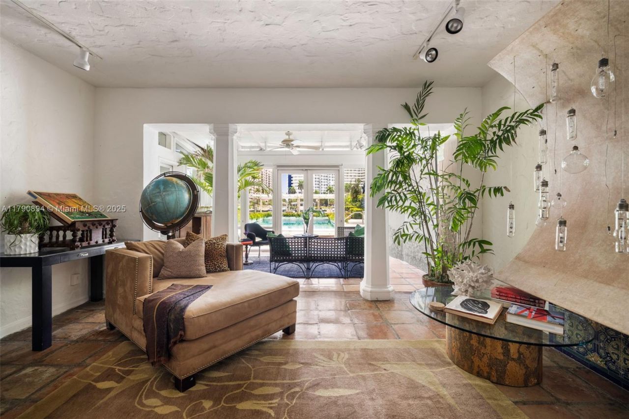 5215 Pine Tree Dr, Miami Beach, FL 33140 Photo