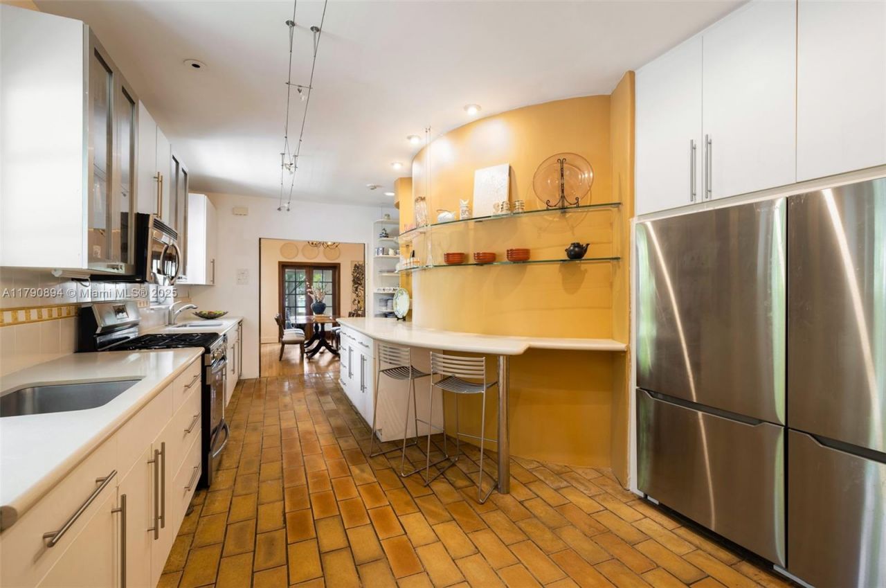 5215 Pine Tree Dr, Miami Beach, FL 33140 Photo