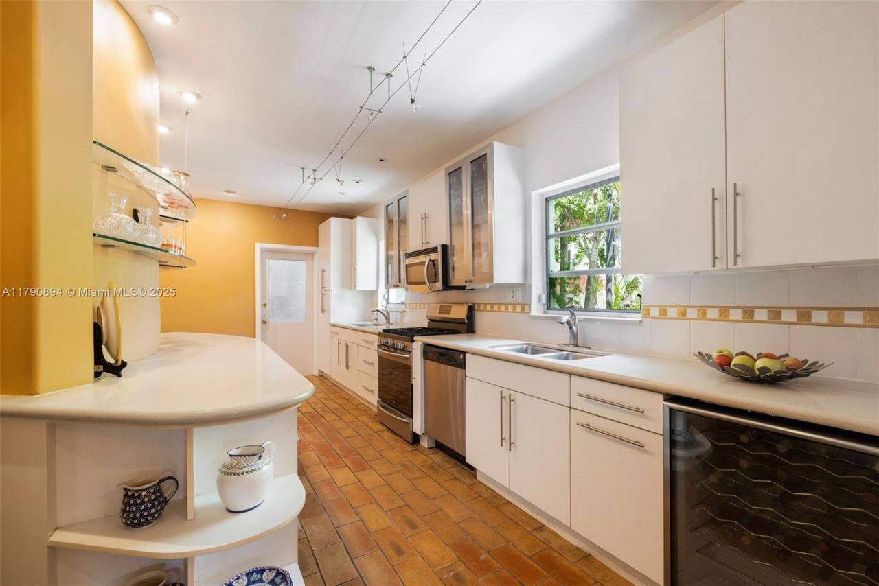 5215 Pine Tree Dr, Miami Beach, FL 33140 Photo