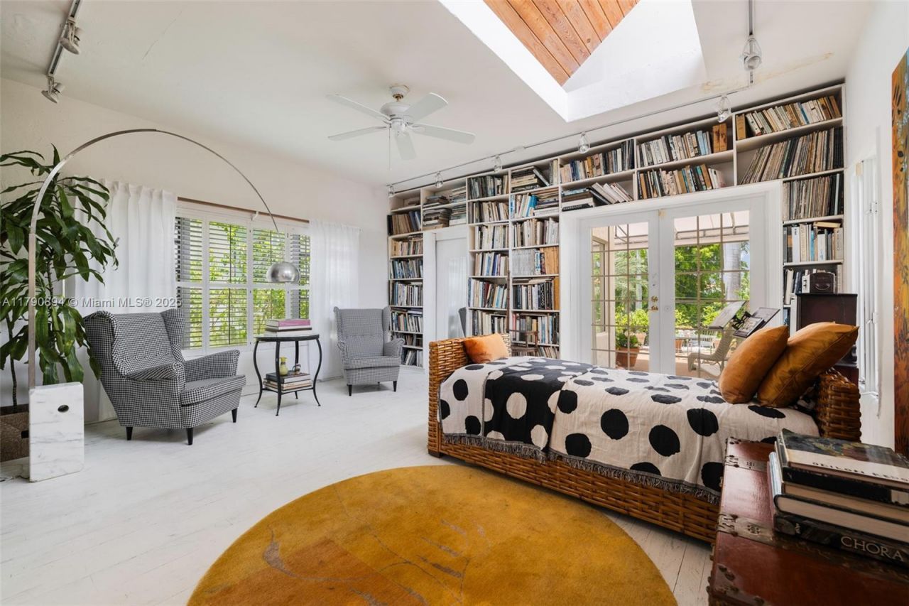 5215 Pine Tree Dr, Miami Beach, FL 33140 Photo