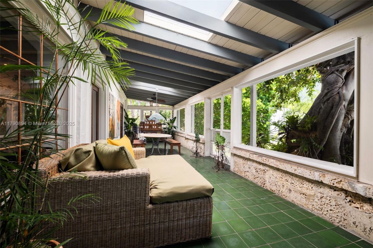 5215 Pine Tree Dr, Miami Beach, FL 33140 Photo