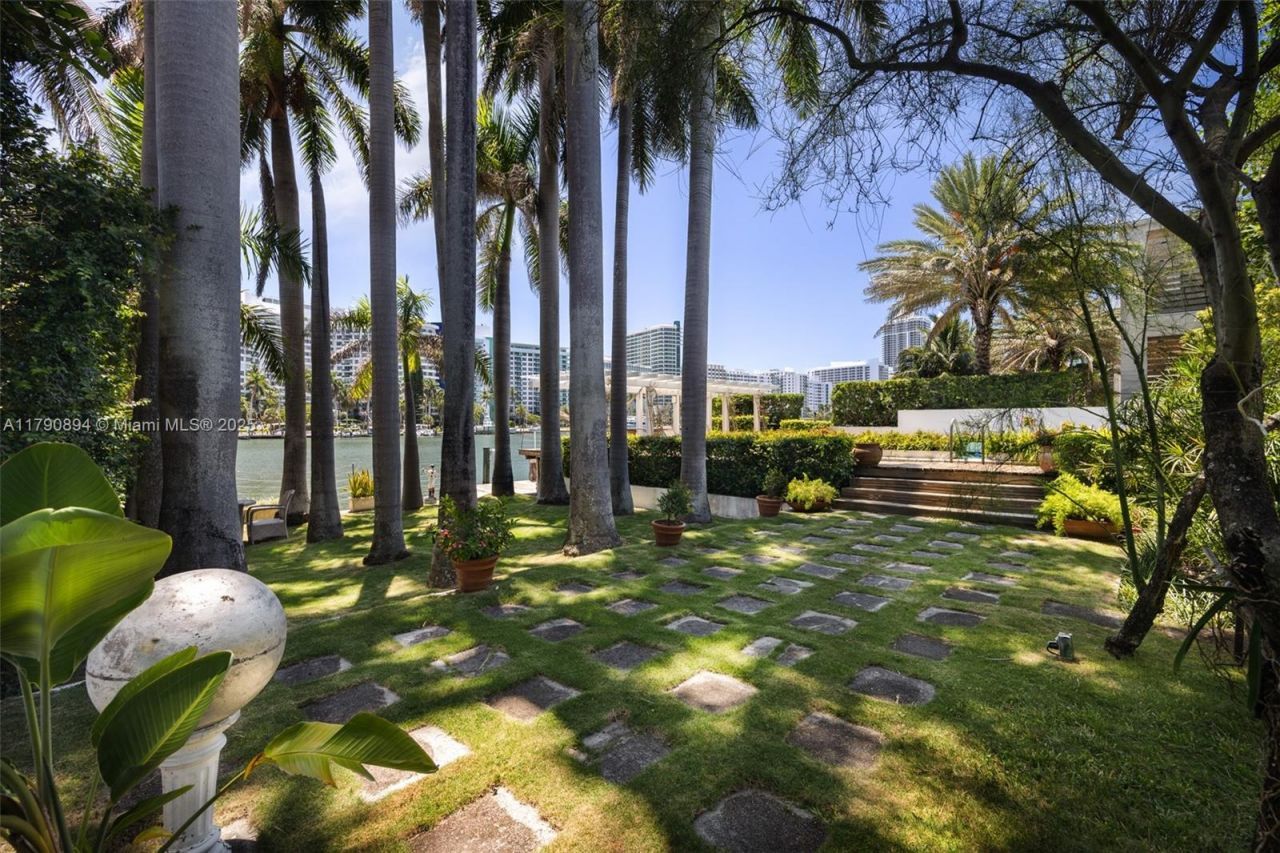 5215 Pine Tree Dr, Miami Beach, FL 33140 Photo