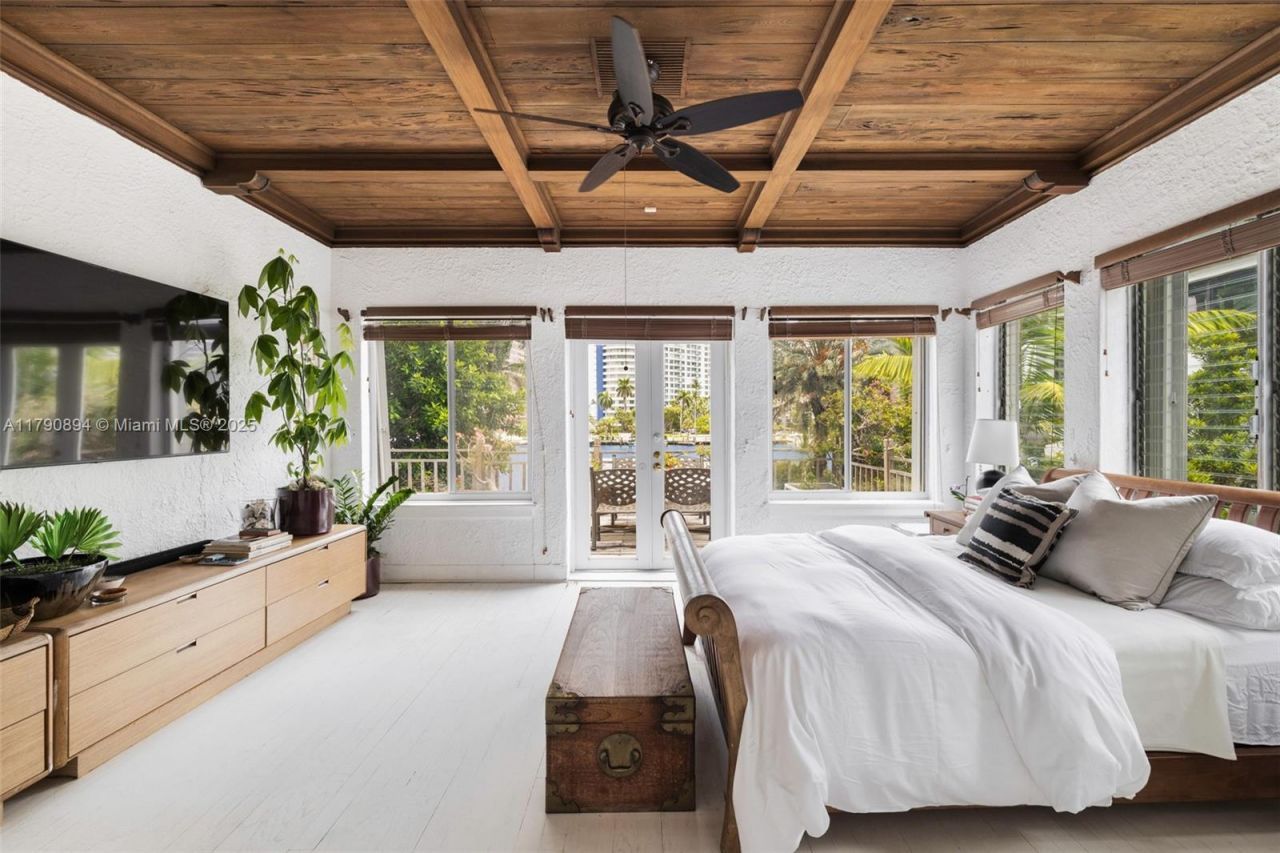 5215 Pine Tree Dr, Miami Beach, FL 33140 Photo