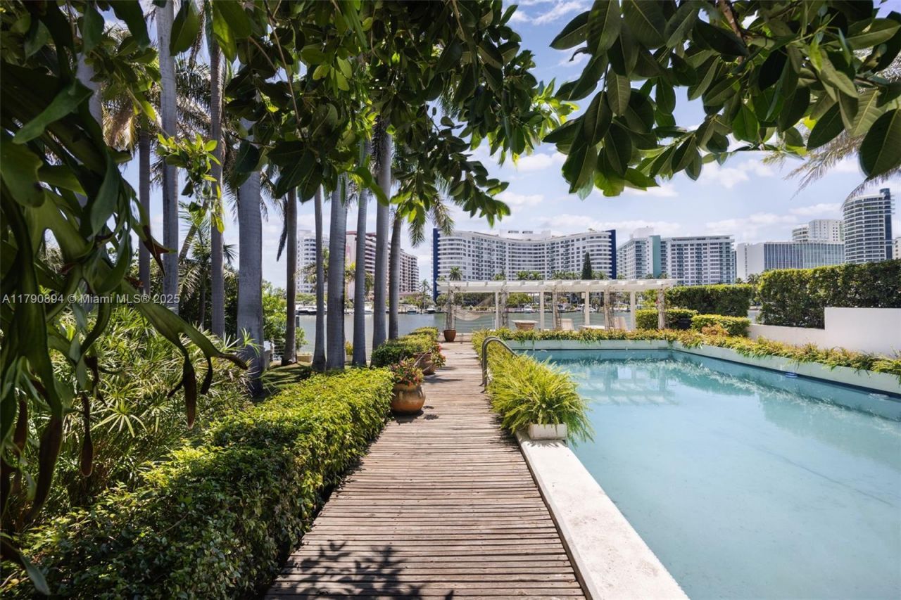 5215 Pine Tree Dr, Miami Beach, FL 33140 Photo