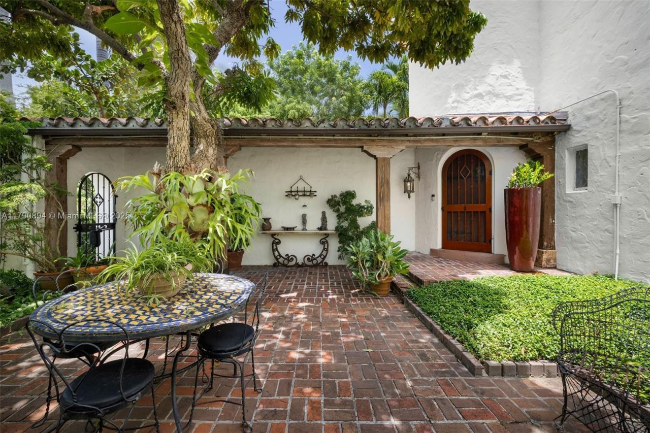 5215 Pine Tree Dr, Miami Beach, FL 33140 Photo