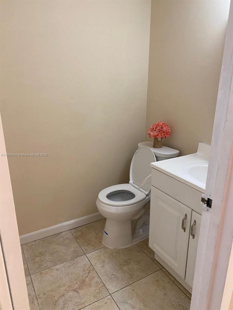 800 Parkview Dr, Unit 104, Hallandale Beach, FL 33009 Photo