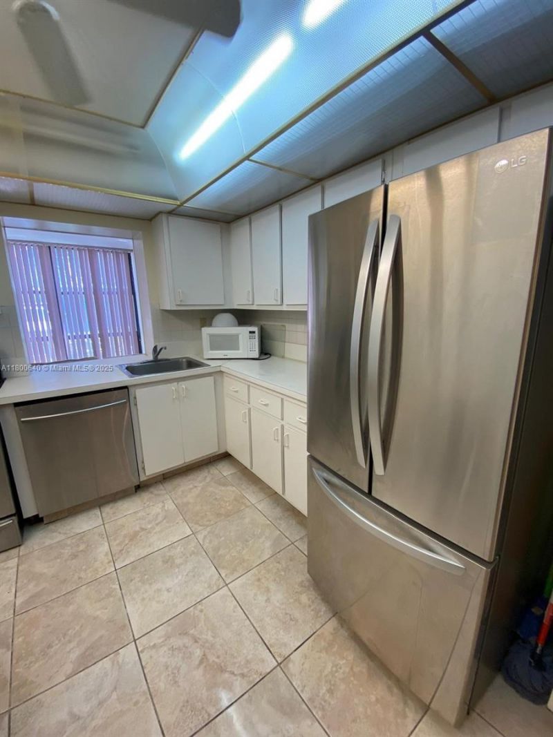 800 Parkview Dr, Unit 104, Hallandale Beach, FL 33009 Photo