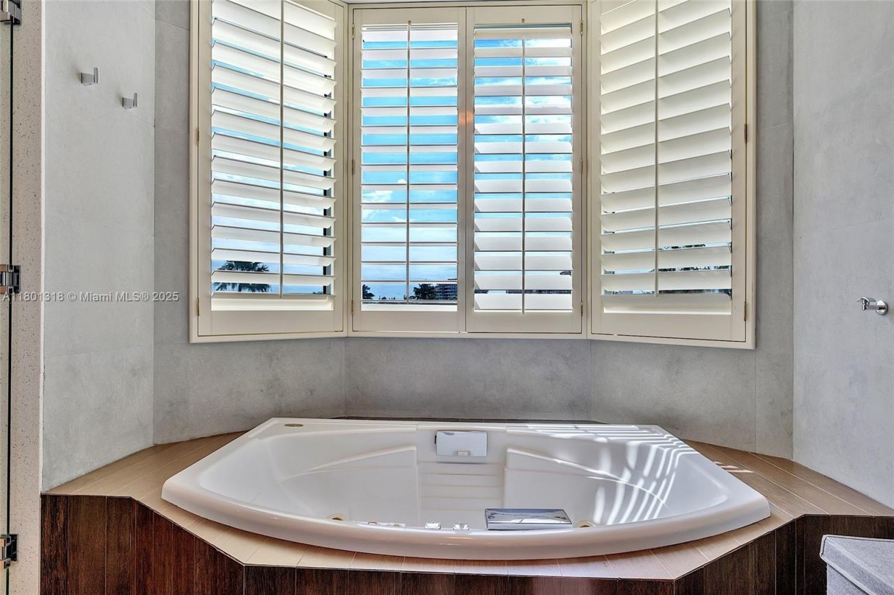 300 S Pointe Dr, Unit 403, Miami Beach, FL 33139 Photo