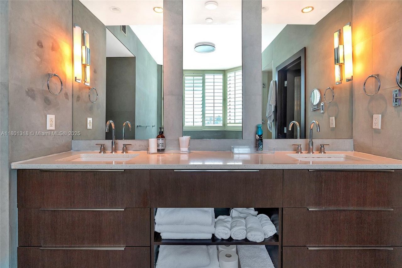 300 S Pointe Dr, Unit 403, Miami Beach, FL 33139 Photo