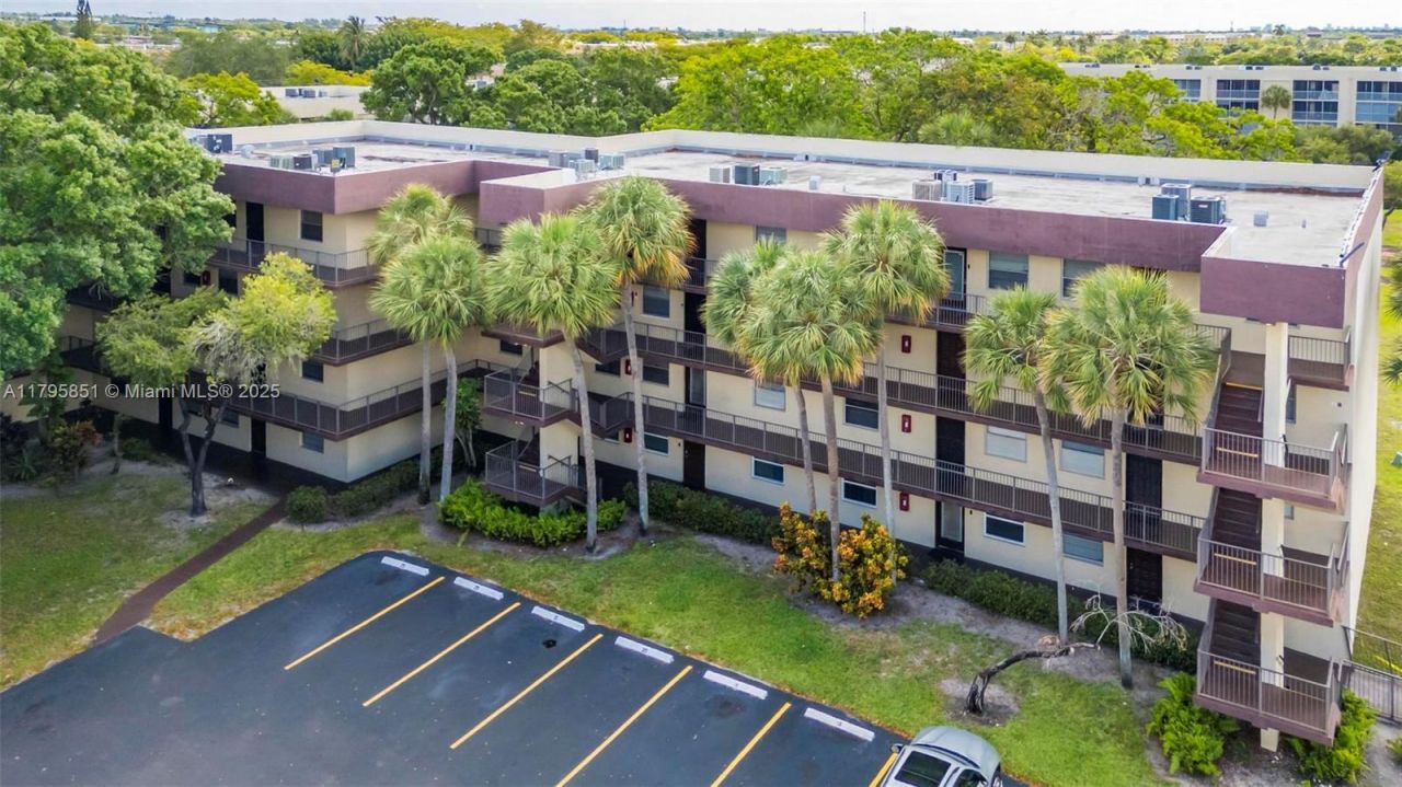 3321 NW 47th Ter, Unit 330, Lauderdale Lakes, FL 33319 Photo