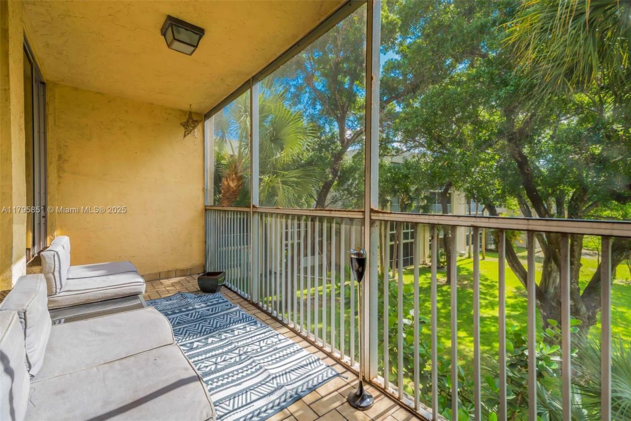 3321 NW 47th Ter, Unit 330, Lauderdale Lakes, FL 33319 Photo