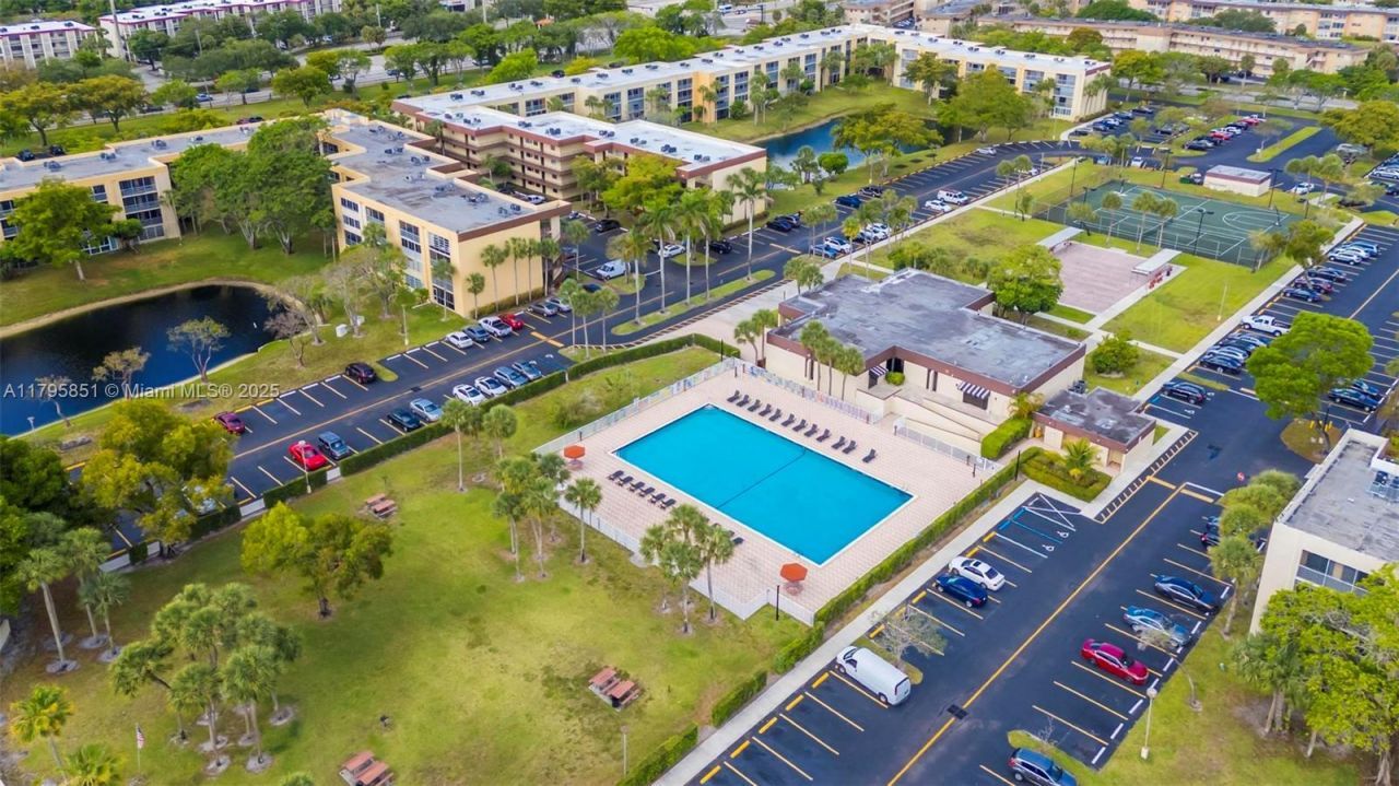 3321 NW 47th Ter, Unit 330, Lauderdale Lakes, FL 33319 Photo