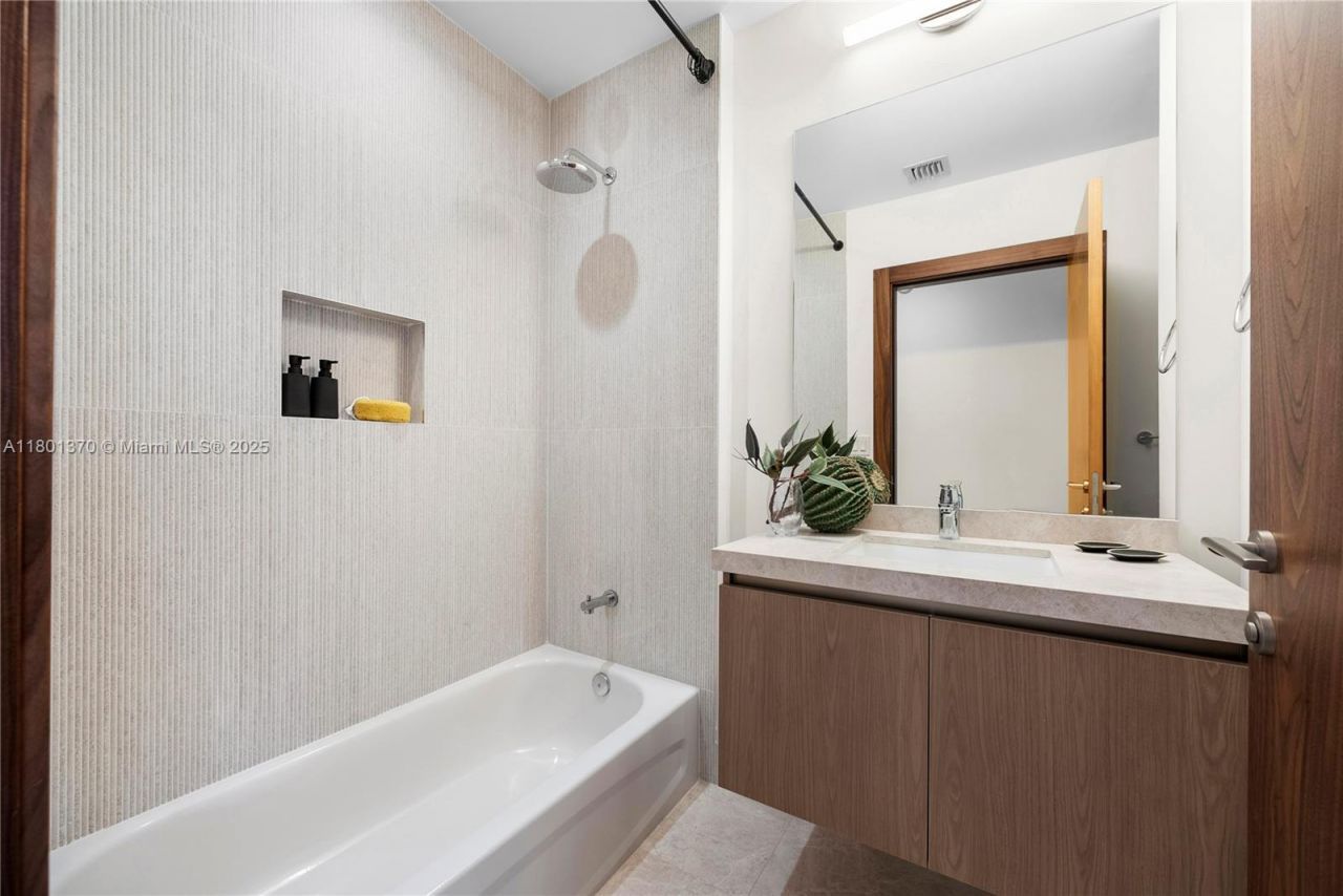 701 Valencia Ave, Unit 402, Coral Gables, FL 33134 Photo