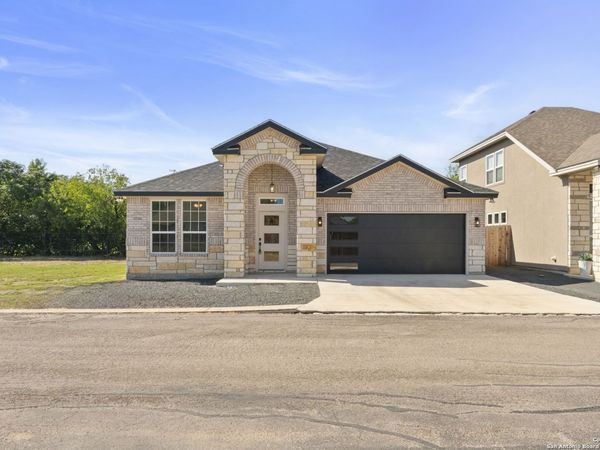 109 Sutton PL, Uvalde, TX 78801