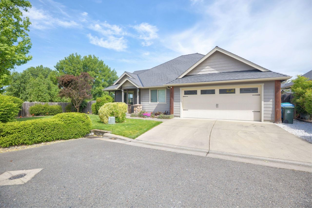426 SE Cadet Court, Grants Pass, OR 97527 Main Photo