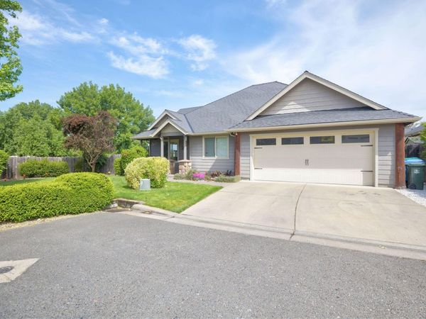 426 SE Cadet Court, Grants Pass, OR 97527