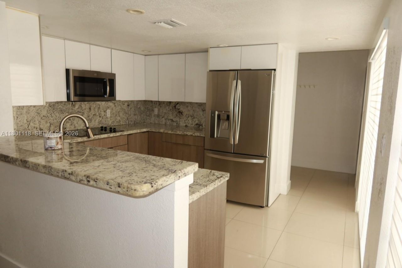 8098 NW 99th Ter, Hialeah Gardens, FL 33016 Photo