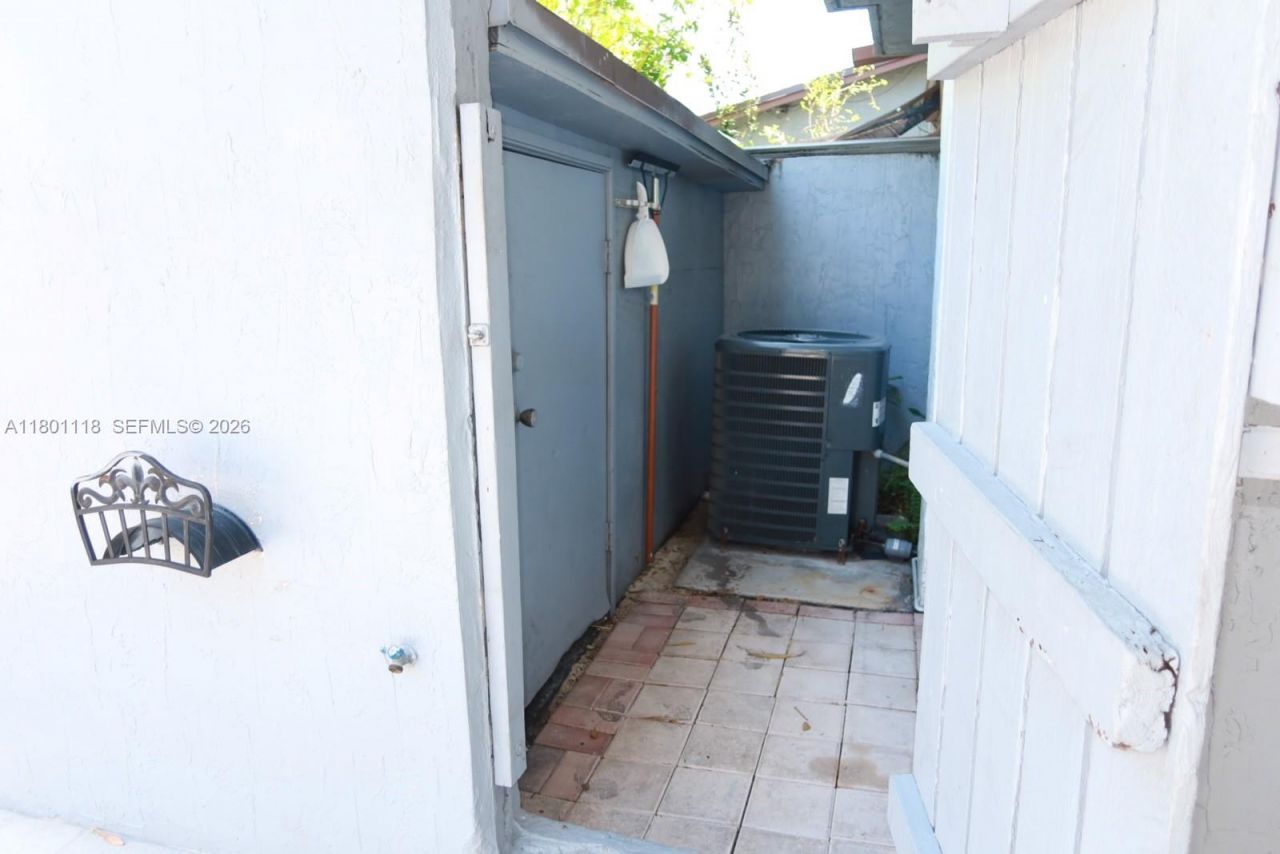 8098 NW 99th Ter, Hialeah Gardens, FL 33016 Photo