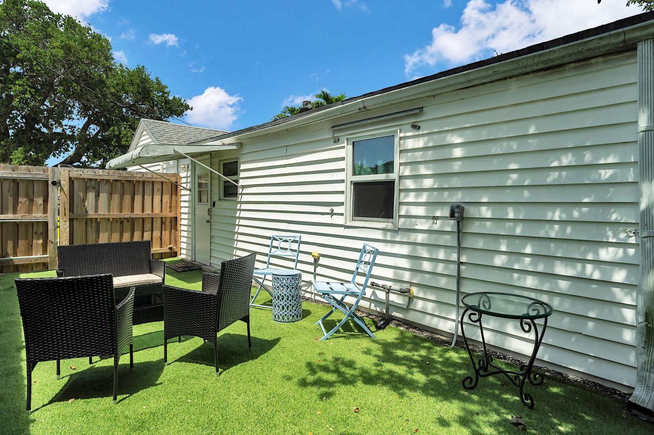 909 N Palmway, Unit B, Lake Worth Beach, FL 33460 Photo