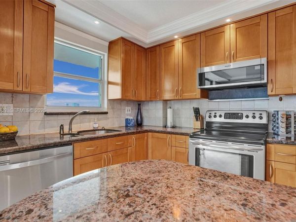 137 Golden Isles Dr, Unit 1105, Hallandale Beach, FL 33009
