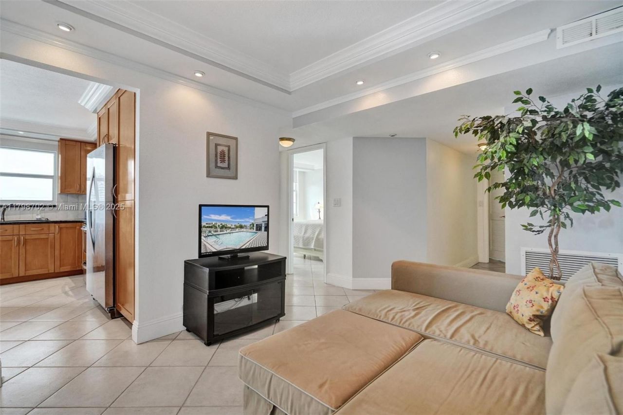 137 Golden Isles Dr, Unit 1105, Hallandale Beach, FL 33009 Photo