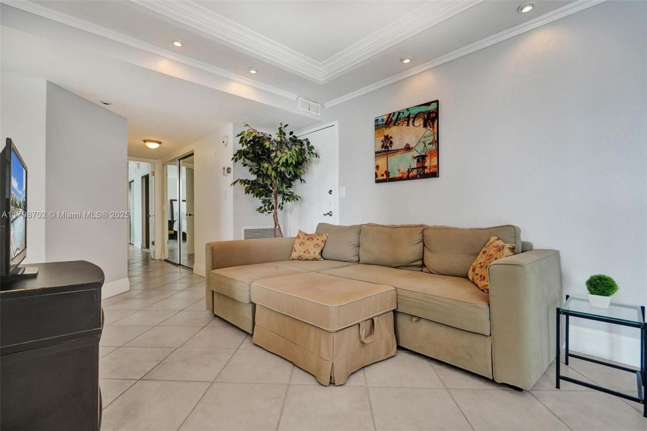 137 Golden Isles Dr, Unit 1105, Hallandale Beach, FL 33009 Photo