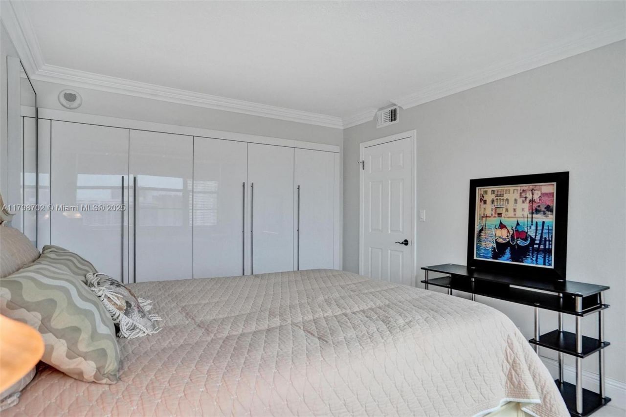 137 Golden Isles Dr, Unit 1105, Hallandale Beach, FL 33009 Photo