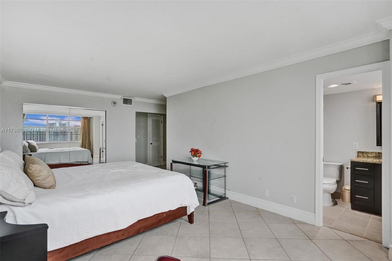 137 Golden Isles Dr, Unit 1105, Hallandale Beach, FL 33009 Photo